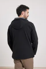 Campera de hombre color azul marino, con capucha y cierre frontal. Confeccionada en material tipo neopreno, presenta puños con orificio para el pulgar.