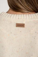 Sweater de tejido de punto color marrón, con cuello redondo, mangas largas y corte oversize. Presenta un detalle de costura decorativa en el frente y terminaciones en rib en cuello, puños y ruedo.