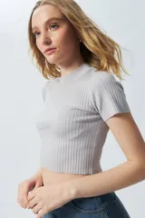 Top gris de tejido de punto acanalado, elastizado, de manga corta y cuello alto.