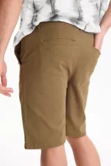 Bermuda de gabardina con spandex estilo chino color negro, con bolsillos laterales y traseros.