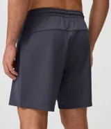 Bermuda deportiva Get Over color beige, confeccionada en poliéster con textura en relieve. Cuenta con cintura elástica con cordón ajustable, bolsillos laterales con cierre e incorporación de estampa localizada.