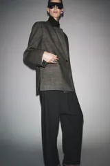 Blazer Zara Woman Collection confeccionada en tejido con lana, de corte oversize. Presenta cuello con solapas de muesca, cierre frontal cruzado con un botón y bolsillos de vivo en el delantero. Incluye forro interior.