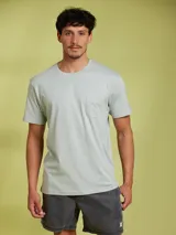 Remera de manga corta color arena con cuello redondo y un pequeño bolsillo en el pecho.