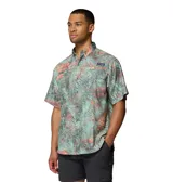 Camisa de manga corta Columbia con estampado tropical, cuello clásico y cierre frontal con botones. Cuenta con tecnología Omni-Wick para absorción de humedad y protección solar Omni-Shade UPF 40.