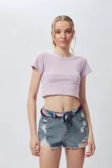 Top corto negro ajustado al cuerpo, de manga corta y cuello redondo.