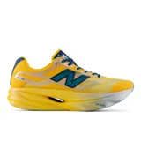 Championes de running New Balance FuelCell SC Elite v6, color amarillo con detalles en azul y placa de fibra de carbono para mayor propulsión.