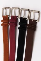 Cinto marrón de gamuza con hebilla metálica plateada.