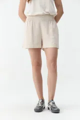 Short azul marino de corte clásico con cintura elástica fruncida y bolsillos laterales.