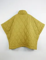 Poncho acolchado color vino tinto, con cuello alto y cierre frontal parcial. Presenta un patrón de costuras capitoné en forma de hoja o diamante y bolsillos delanteros.