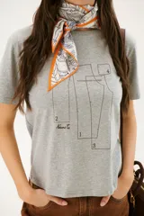 Remera gris melange de algodón con estampado de moldes de costura en negro.