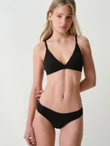 Colaless de tiro medio de microfibra color negro, con diseño cómodo y delicado.
