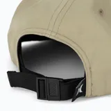 Gorra tipo trucker color oliva, con visera plana, cordón decorativo marrón sobre la base de la visera y el nombre de la marca 'HURLEY' bordado en blanco en el frente.