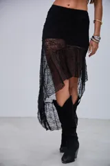 Pollera midi de encaje negro con diseño asimétrico y volados, de tiro medio y corte ajustado en la cadera con caída fluida.