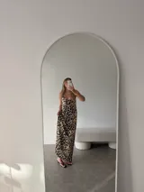 Vestido largo de tirantes finos con escote en V, estampado animal print de leopardo en tonos marrones y beige.