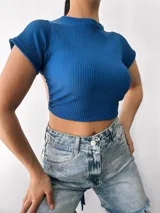 Remera corta de morley con mangas cortas y tiras para atar en la cintura.