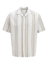 Camisa de manga corta con cuello resort y cierre frontal de botones. Presenta un diseño de rayas verticales en tonos neutros y un corte relajado.