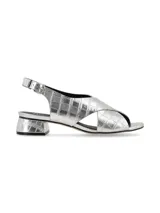 Sandalia de cuero plateado con textura efecto croco, tiras cruzadas en el empeine, taco cuadrado bajo y tira ajustable con hebilla en el talón.