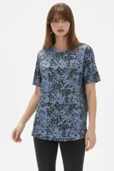 Remera de manga corta con cuello redondo a la base, confeccionada en algodón con diseño estampado de efecto abstracto.