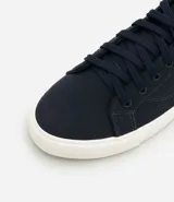 Championes casuales de caña baja con cierre de cordones, confeccionados en lona de algodón con suela de goma vulcanizada.