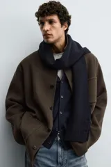 Sobrecamisa de corte regular confeccionada en tejido de lana doble faz, con cuello solapa, manga larga con puño abotonado, cierre frontal de botones y bolsillos de plastrón en pecho y cadera.