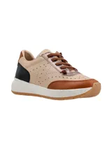 Championes urbanos de diseño multicolor en tonos beige, marrón y negro, con detalles perforados en los laterales, cordones marrones y suela de plataforma con efecto moteado.