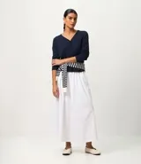 Cardigan de punto fino color gris, con escote en V, cierre frontal con botones y mangas largas. Confeccionado en una mezcla de viscosa y poliamida.