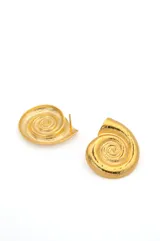 Par de aros dorados con forma de espiral, diseñados para destacar.