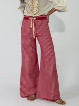 Pantalon de lino a rayas, con diseño de pierna ancha y cordón ajustable en la cintura.