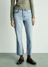 Jeans de tiro medio y corte recto en denim de algodón celeste claro, con diseño crop y bajo deshilachado.