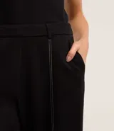 Pantalón recto gris oscuro de cintura alta con trabillas, confeccionado en tejido ponto roma con viscosa sostenible. Presenta costuras dobles aparentes en la parte delantera y en el ruedo.