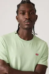 Remera Levi's modelo The Original Tee color verde claro, de manga corta y cuello redondo, con pequeño logo rojo bordado en el pecho.