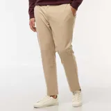 Pantalón chino de corte recto y diseño clásico, confeccionado en algodón elástico de color beige.