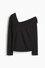 Top de manga larga en punto suave con escote asimétrico y un hombro descubierto. Modelo de ajuste entallado con costuras fruncidas para un efecto drapeado.