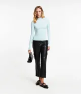 Blusa verde oscuro de viscosa con cuello alto y mangas largas con abertura en el puño.