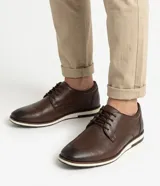 Zapato masculino Viko confeccionado en cuero liso de color marrón, con diseño clásico de caña baja, punta redondeada, cierre con cordones y suela de cuña contrastante en color blanco y negro.