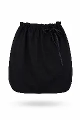 Falda corta negra con cintura fruncida ajustable mediante cordón y lazo.