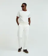 Remera regular de algodón blanca con cuello redondo y mangas cortas con ribete rojo.