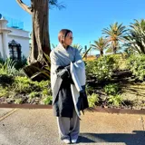 Ruana gris de material similar a cachemira, con diseño de bloques de color en gris claro y negro. Talle único.