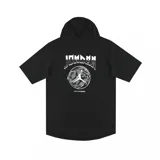 Remera negra de mangas cortas con capucha y estampado frontal de la marca Jordan.