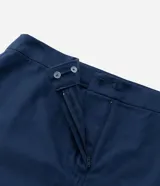 Falda midi azul marino de sarga de algodón, con bolsillos cargo laterales, cintura alta y cierre oculto.