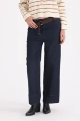 Pantalon de jean azul oscuro, de corte ancho y tiro alto, con botamanga ancha y cinto de tela incluido.