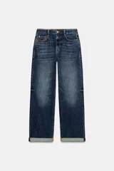 Jeans de tiro medio y corte relaxed fit, color azul con efecto deslavado, diseño de cinco bolsillos y bajo vuelto. Cuenta con cierre frontal de cremallera y botón metálico.