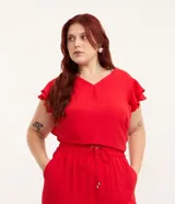 Blusa de crepé color rojo, con escote en V y mangas cortas con volados dobles en los hombros.
