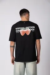 Remera negra de corte regular, manga corta y cuello redondo, con pequeño estampado frontal centrado con el texto 'VCP COLLECTION' y diseño de cerezas.