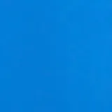 Chomba de hombre con mangas cortas raglán, color azul con mangas color ladrillo y detalles en blanco. Confeccionada en tejido interlock de algodón orgánico y logo bordado en el pecho.