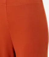 Pantalón pantalona de ribana color negro, con cintura elástica y textura acanalada.