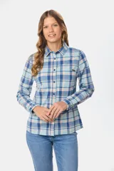 Camisa de algodón a cuadros con botones personalizados y un bolsillo en el pecho. Contiene spandex para un mejor calce.