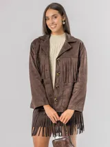 Chaqueta de estilo boho confeccionada en ecocuero agamuzado, con diseño de flecos en el frente, cierre frontal con botones y bolsillos laterales. Presenta un corte holgado y forro interior.
