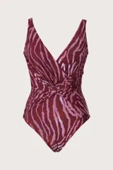 Malla enteriza con estampado animal print tipo cebra en tonos bordó y rosado, con escote en V cruzado y detalle de nudo drapeado en el centro.