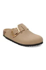 Zueco Birkenstock modelo Boston con hebilla grande dorada, confeccionado en cuero color tabaco con plantilla de corcho y suela de goma negra.